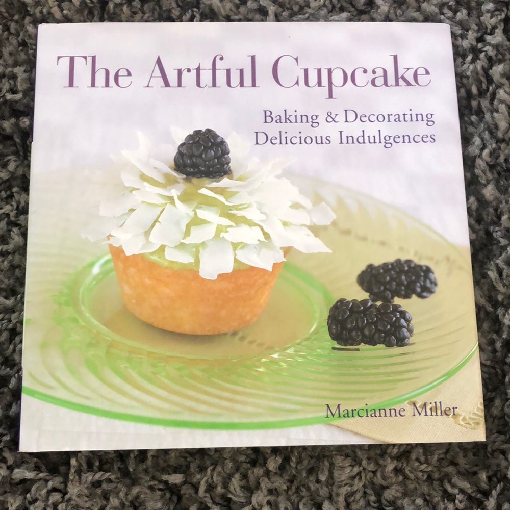 💜 3/$24 the artful cupcake cookbook